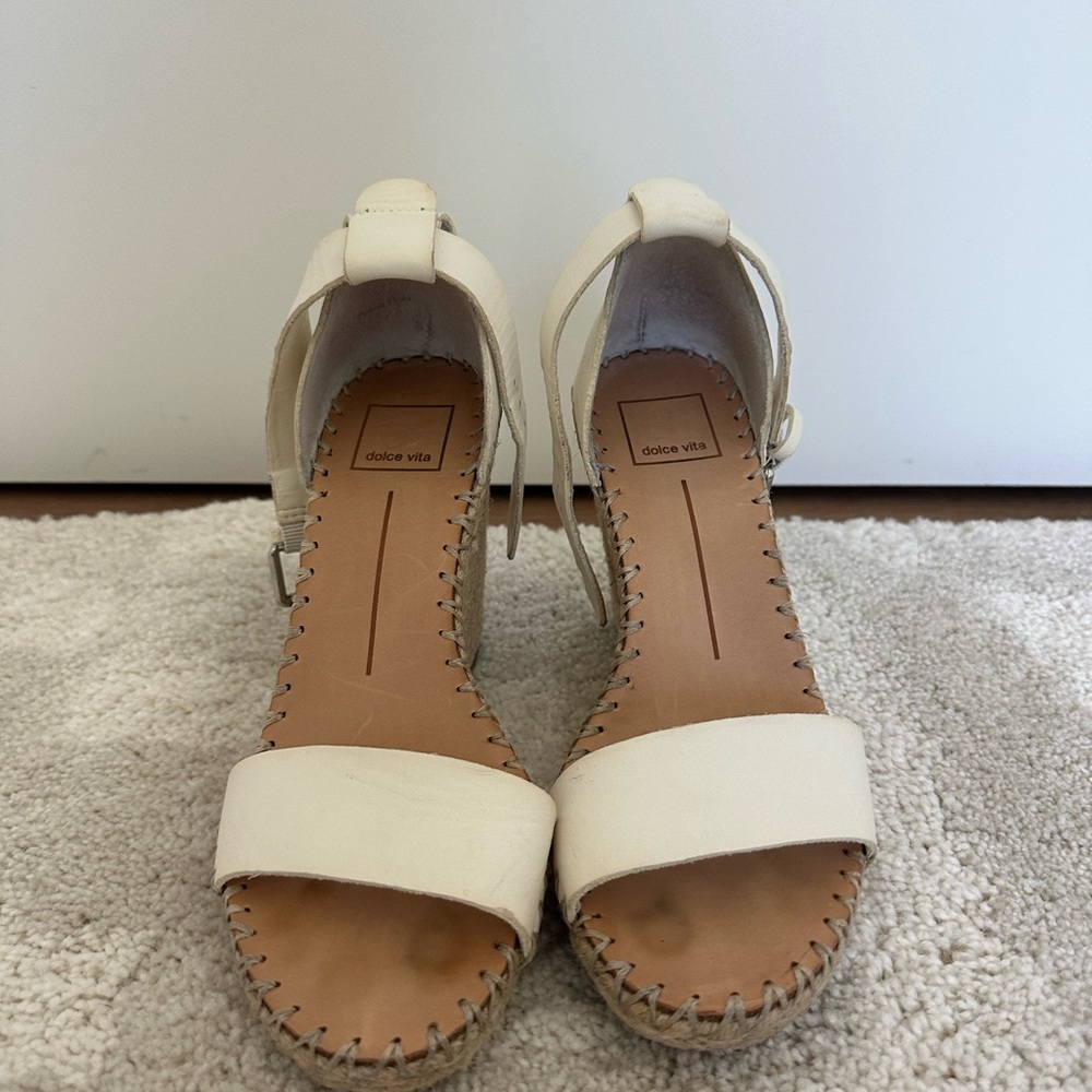 Dolce Vita Women's Cream Sandals